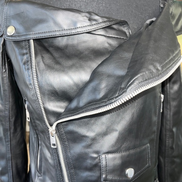 FOREVER 21 FAUX LEATHER BLACK COLD SHOULDER MOTO JACKET SIZE S NWOT. - Picture 3 of 10